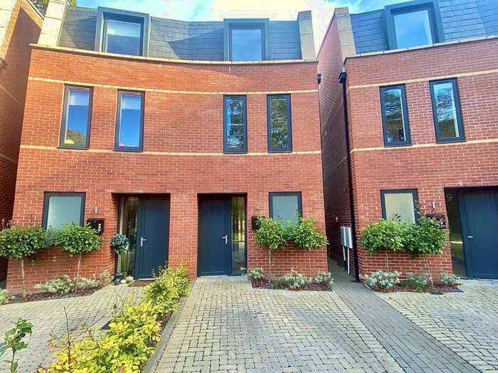 4 Bedroom Semi-Detached House To Rent In The Curve, Welholme Avenue, Grimsby, DN32