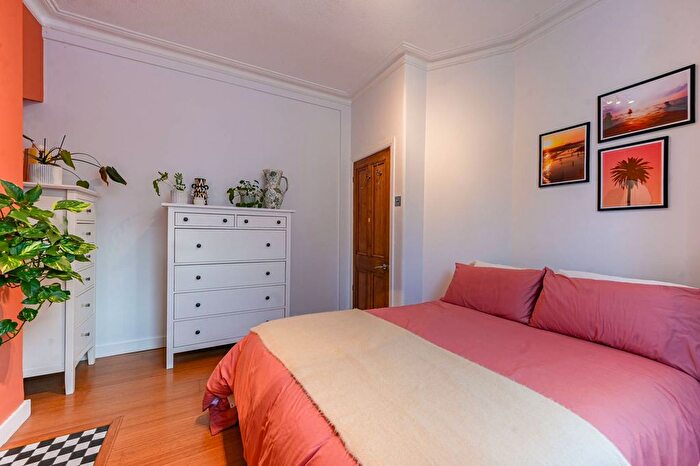 2 Bedroom Flat To Rent In Musard Road, Barons Court, London, W6