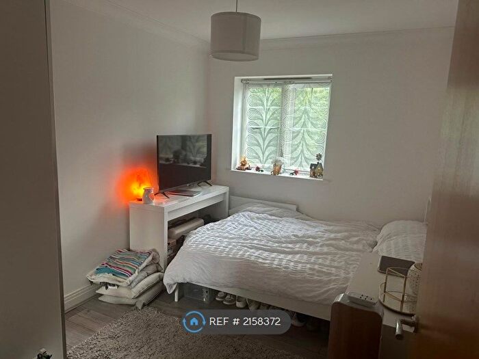 2 Bedroom Flat To Rent In Plough Lane, Purley, CR8