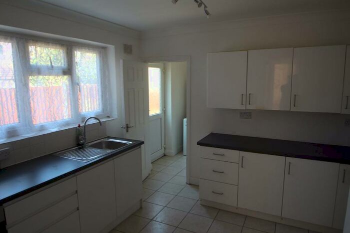 1 Bedroom Flat To Rent In Seymour Gardens, Ilford, IG1