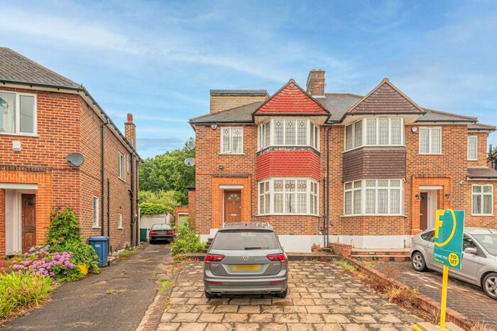 4 Bedroom Semi-Detached House To Rent In Linkside, Finchley, London, N12