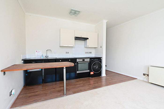 Apartment To Rent In Camp Road, North Camp, GU14