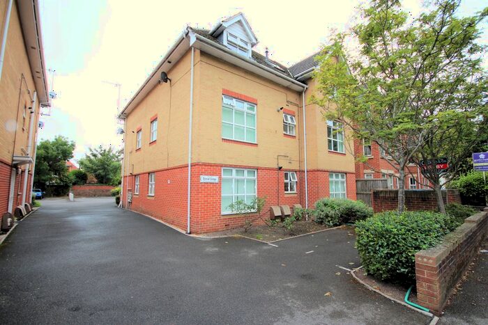 2 Bedroom Flat To Rent In Richmond Park Road, Bournemouth, BH8