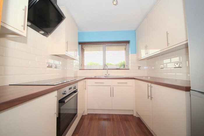 2 Bedroom Flat To Rent In Freshfield Drive, Southgate, N14