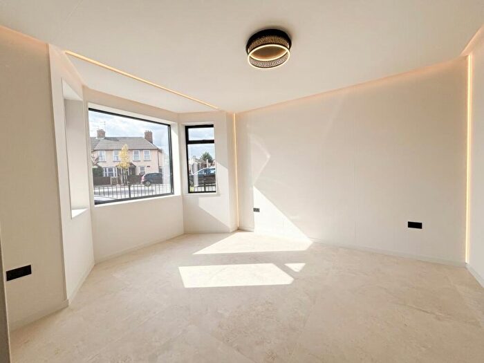 4 Bedroom House To Rent In Brookhill Road, EN4