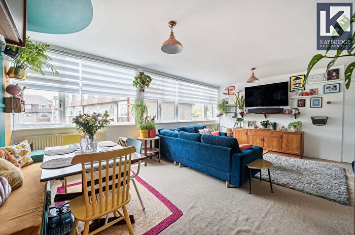 3 Bedroom Flat For Sale In Kingston Road, Epsom, KT17