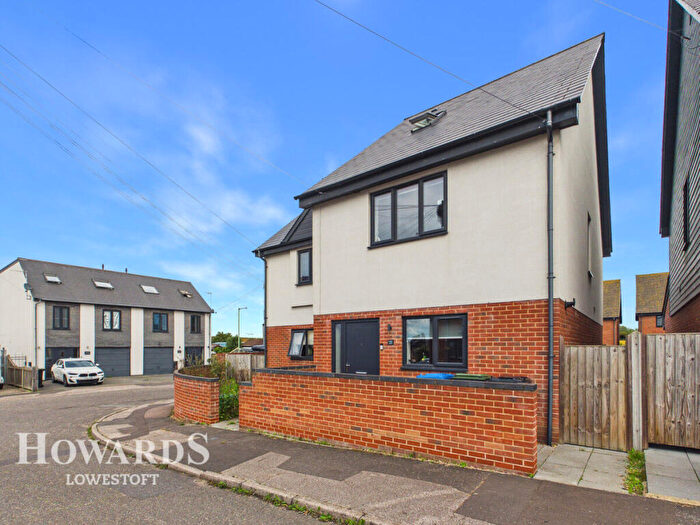 4 Bedroom Semi-Detached House For Sale In Crompton Road, South Oulton Broad, NR33
