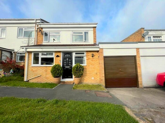 3 Bedroom Property To Rent In Roding Close, Basingstoke, RG21