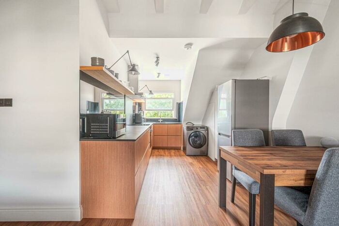 2 Bedroom Maisonette To Rent In The Limes Avenue, New Southgate, London, N11