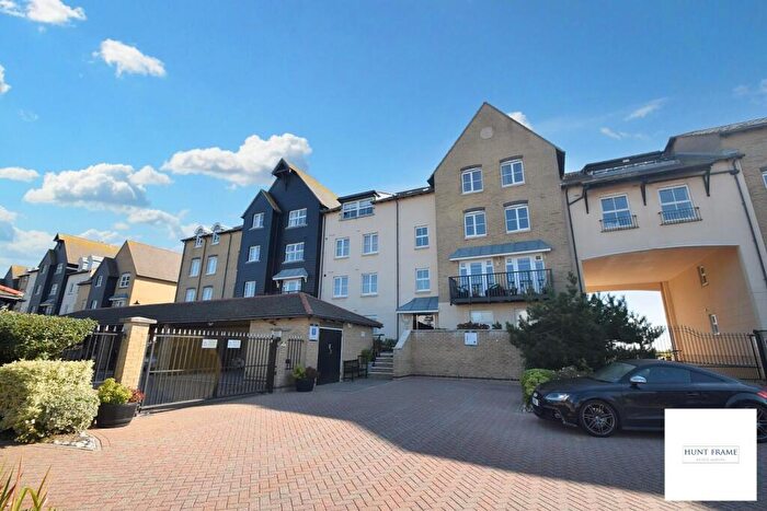 2 Bedroom Flat For Sale In Admiralty Way, Eastbourne, BN23