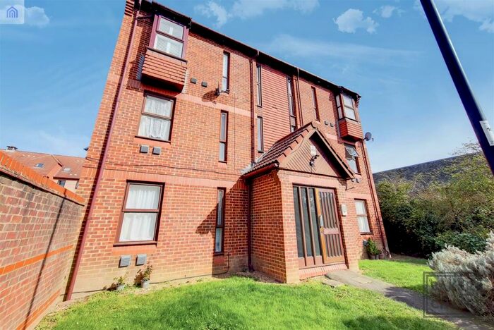 Flat To Rent In Pilgrims Close, London, N13