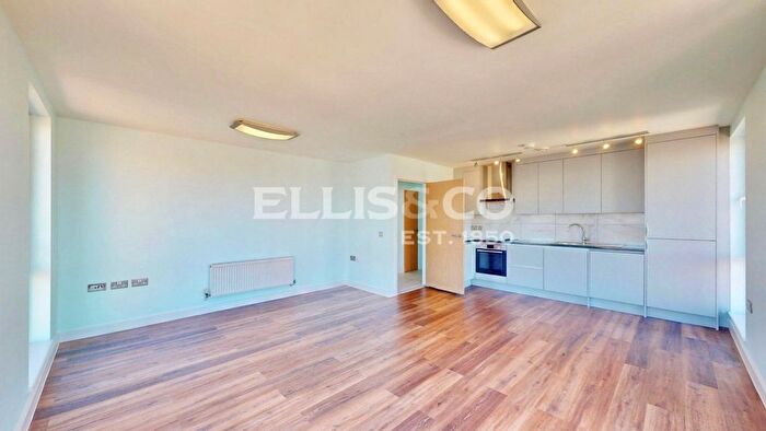 2 Bedroom Flat To Rent In The Green, Southall, UB2