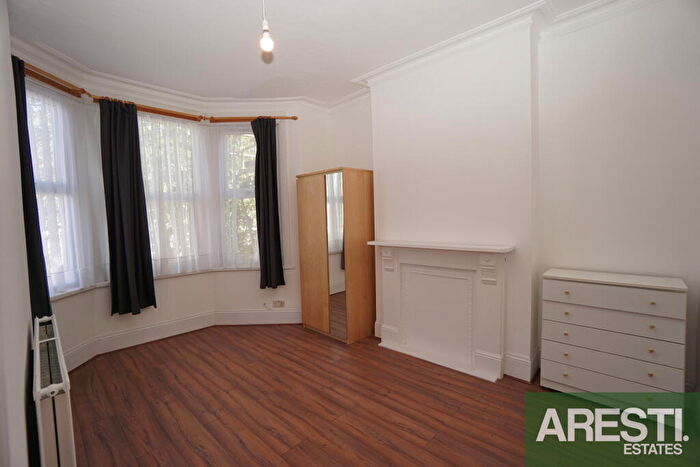 3 Bedroom Flat To Rent In First Floor Flat, Meads Road, Wood Green, London, N22