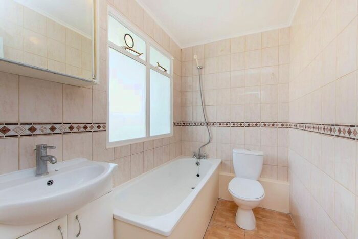 1 Bedroom Flat For Sale In Pullman Court, Streatham Hill, London, SW2