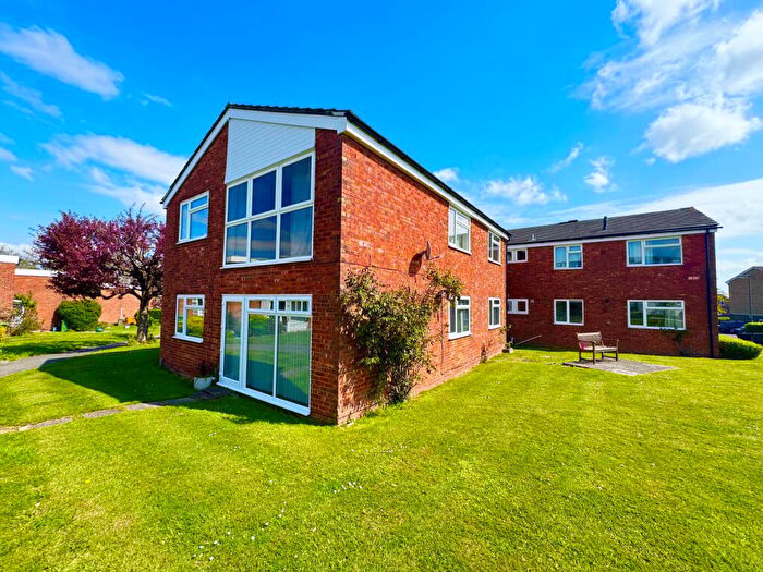 2 Bedroom Flat For Sale In Windsor Close, Guildford, GU2