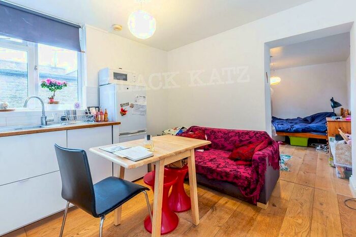 Flat To Rent In Myddleton Road, N22