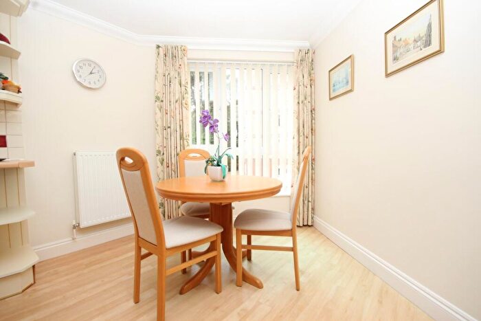 2 Bedroom Apartment For Sale In The Avenue, Branksome Park, BH13