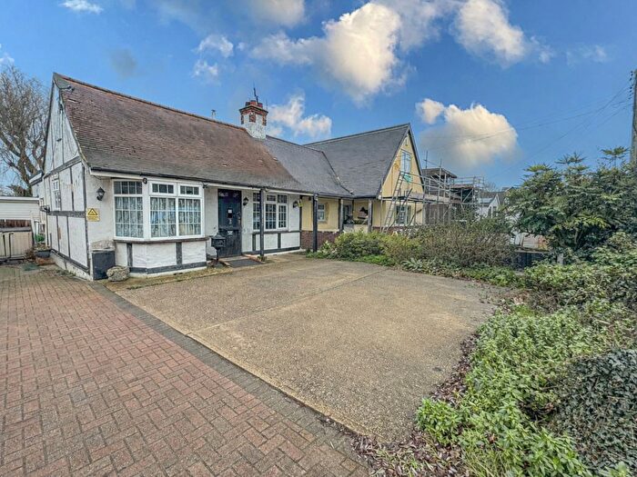 3 Bedroom Chalet For Sale In Rawreth Lane, Rayleigh, SS6