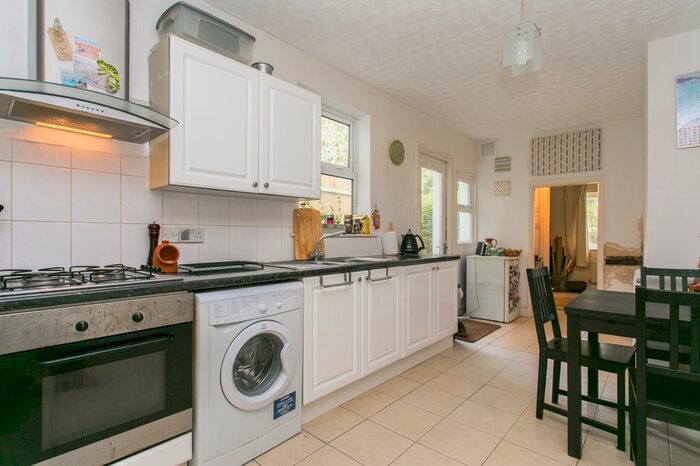 2 Bedroom Flat To Rent In Josephine Avenue, London, SW2