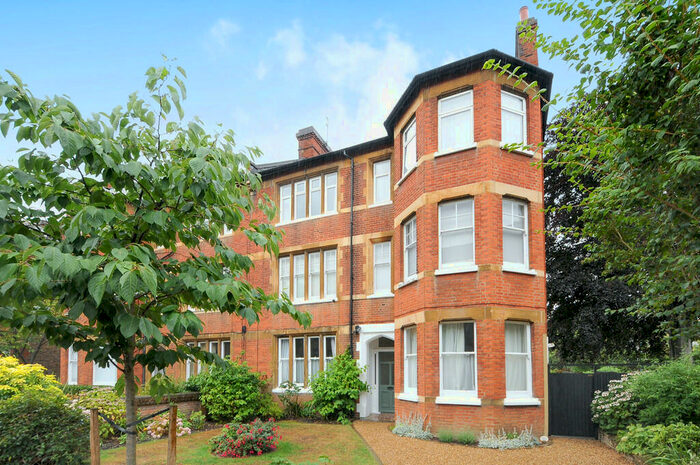 2 Bedroom Flat To Rent In Adelaide Road, KT6