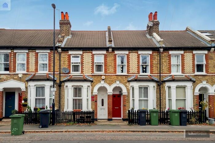 2 Bedroom Flat To Rent In Aitken Road, London SE6