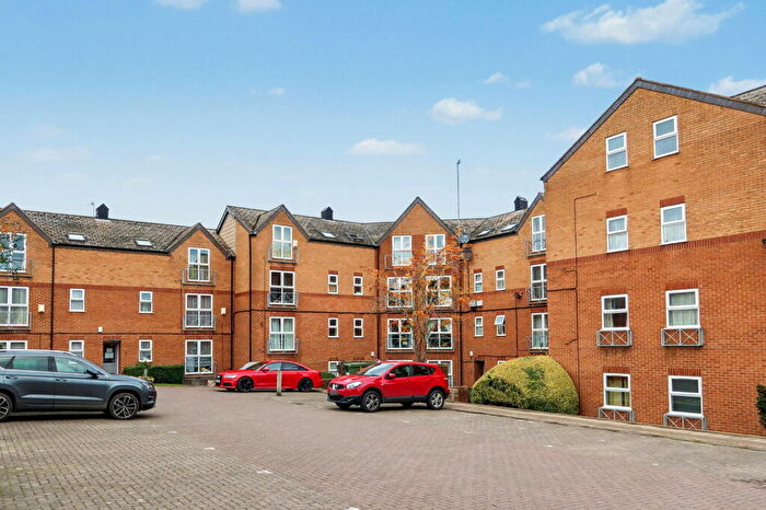 3 Bedroom Flat For Sale In Ashby Court, Newland Road, Banbury, OX16