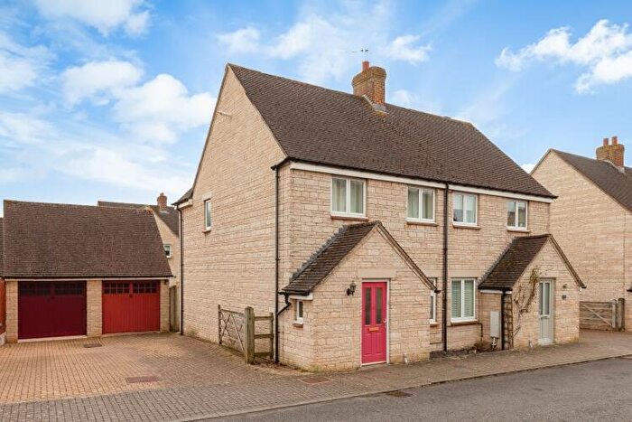 3 Bedroom Town House To Rent In Madley Park Witney, OX28