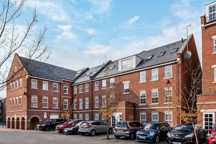 2 Bedroom Apartment To Rent In Florey Gardens, Aylesbury, HP20