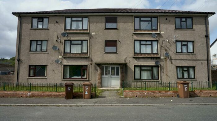 2 Bedroom Flat To Rent In Board Street, Pontlottyn, Bargoed, CF81