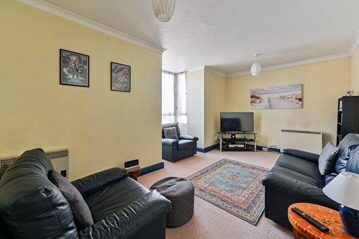 2 Bedroom Flat For Sale In Eagle Heights, Bramlands Close, London, SW11