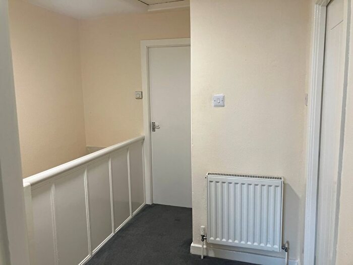 2 Bedroom Flat To Rent In Church Lane, Leeds, LS15