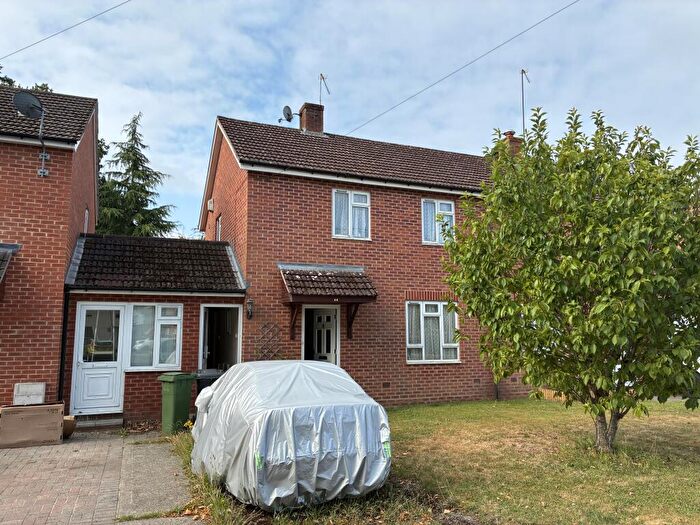 2 Bedroom Terraced House For Sale In Burnham Road, Tadley, RG26