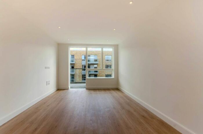 2 Bedroom Flat To Rent In Smithfield Square, Hornsey, London, N8