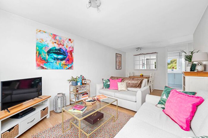 1 Bedroom Flat For Sale In Bartholomew Close, Wandsworth, SW18