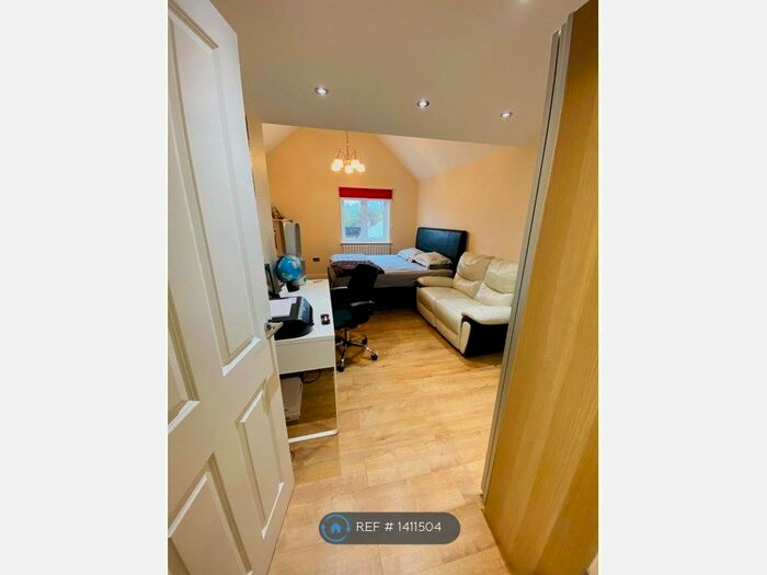 4 Bedroom Detached House To Rent In Fawn Drive, Three Mile Cross, Reading, RG7