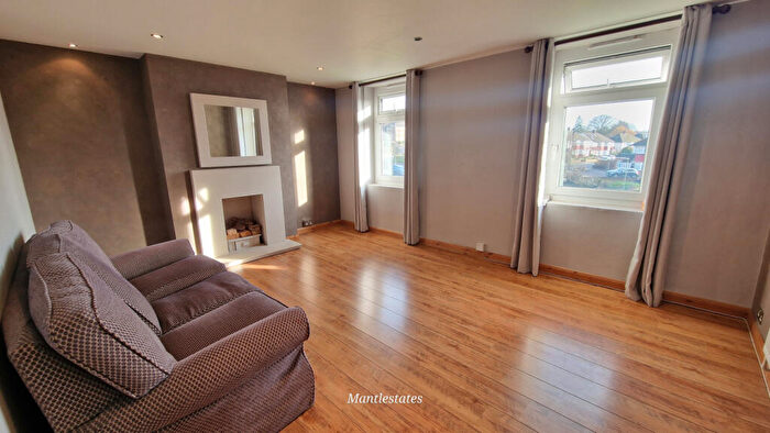 2 Bedroom Flat For Sale In Edgeworth Road, New Barnet, EN4