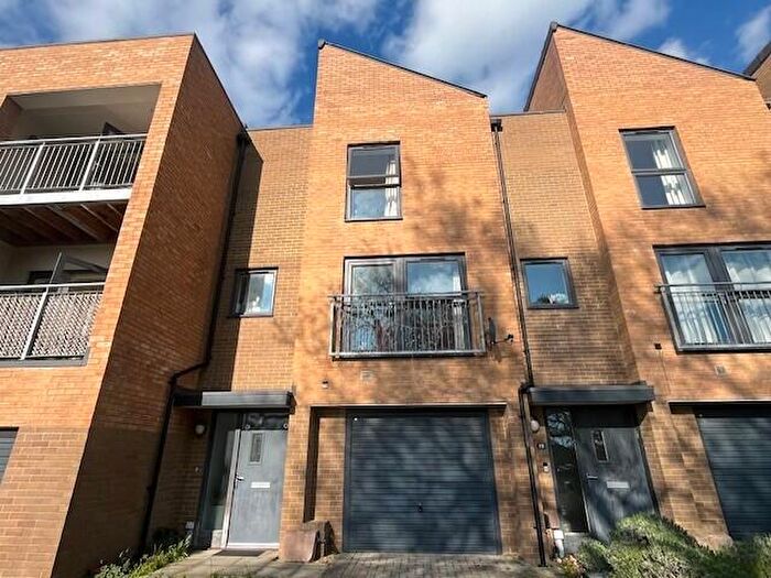 3 Bedroom Town House To Rent In Mansfiled Park Road, SO18