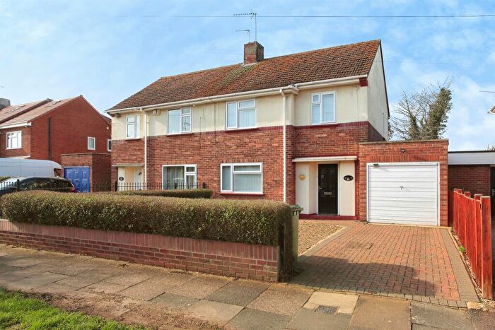 3 Bedroom Semi Detached House For Sale In Hawthorn Road, Peterborough, PE1