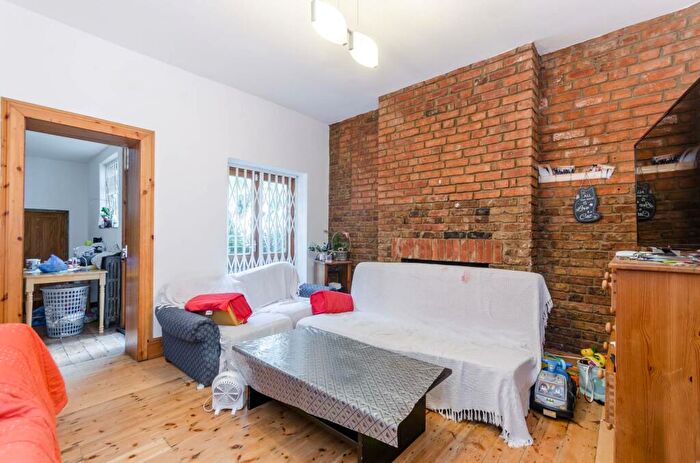 2 Bedroom Flat To Rent In Litchfield Road, Cricklewood, London, NW2