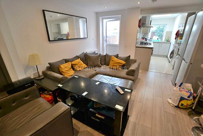 6 Bedroom End Of Terrace House To Rent In Victoria Street, Reading, RG1