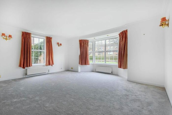 3 Bedroom Flat To Rent In Phyllis Court Drive, Henley On Thames, RG9