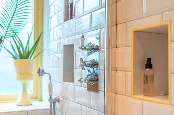 2 Bedroom Flat For Sale In / Ettrickdale Place, Stockbridge, Edinburgh, EH3