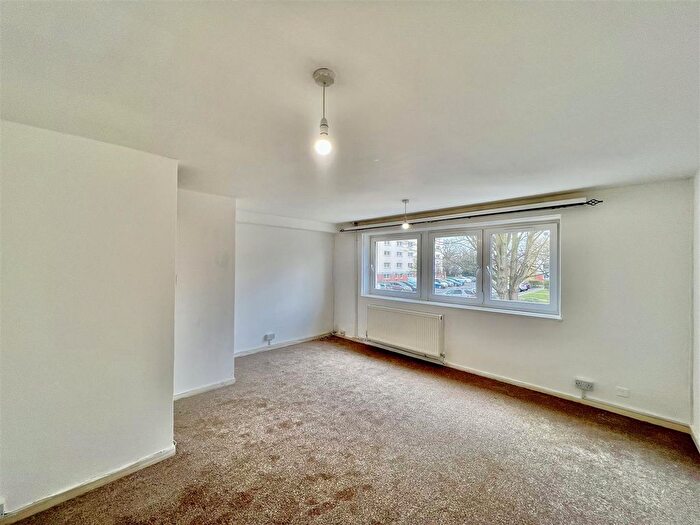 3 Bedroom Flat To Rent In Edgar Road, Hounslow, Middlesex, TW4