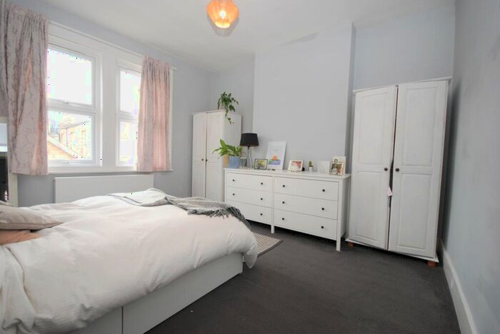 1 Bedroom Apartment To Rent In Weir Road, Balham, SW12