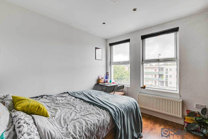 3 Bedroom Flat To Rent In Ritherdon Road, Tooting Bec, London, SW17