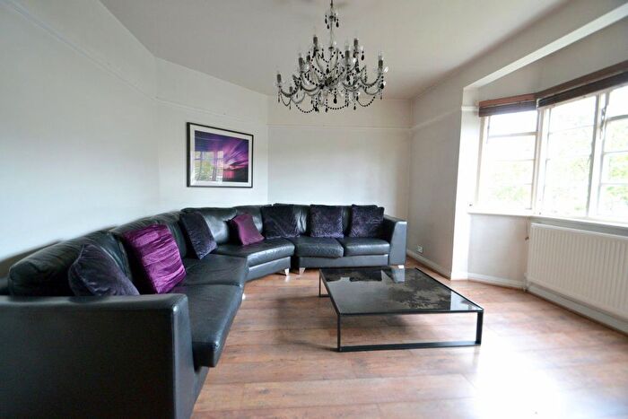 2 Bedroom Flat To Rent In Ossulton Way, London, N2