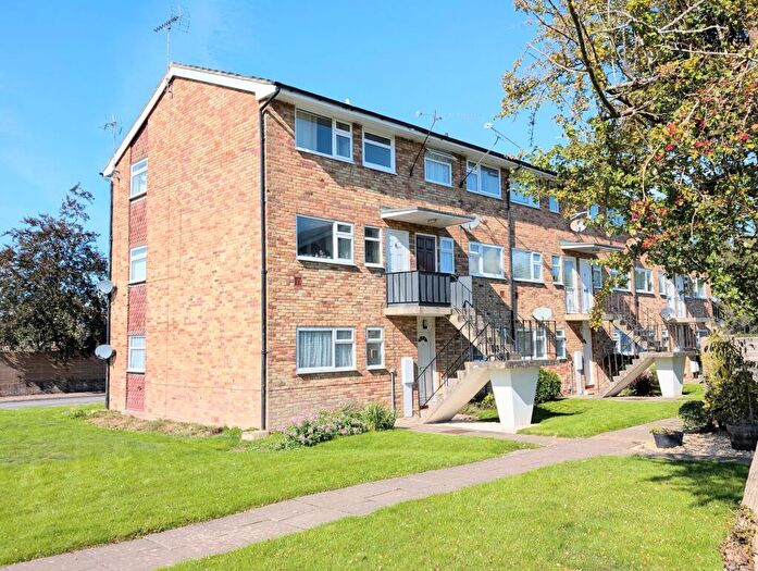 2 Bedroom Ground Maisonette To Rent In Hengist Close, Horsham, RH12