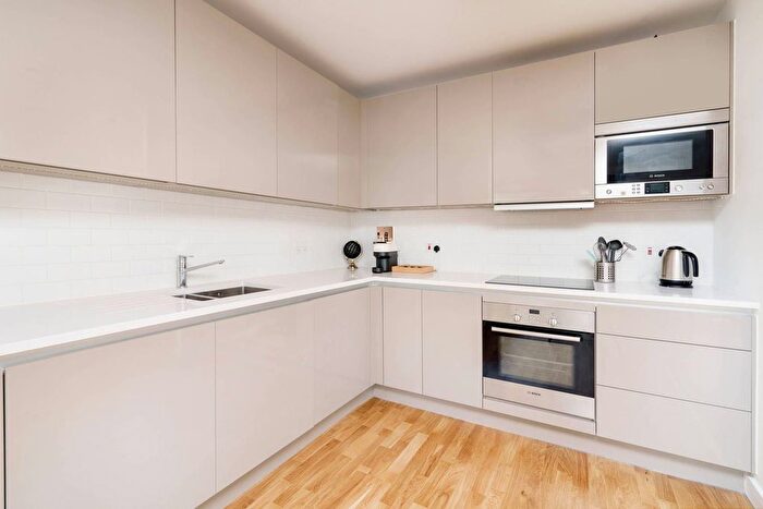 3 Bedroom Flat To Rent In Rodney Road, Elephant And Castle, London, SE17