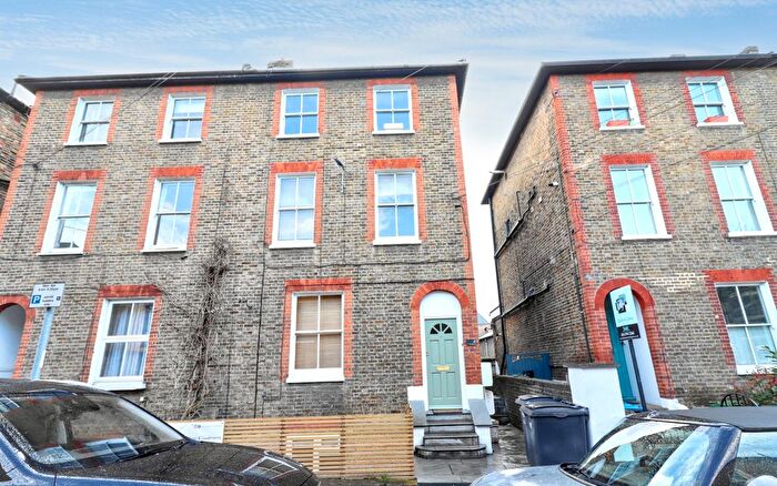 1 Bedroom Flat To Rent In St. Andrew's Road, Surbiton, KT6