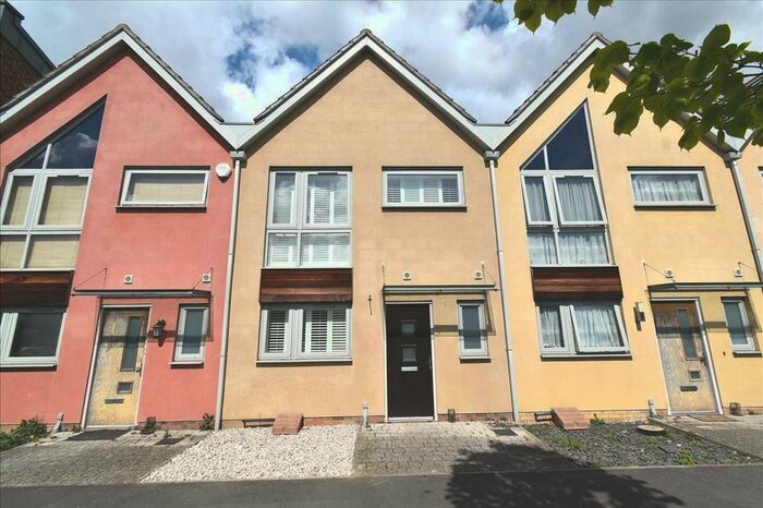 2 Bedroom Property To Rent In Birdwood Avenue, The Bridge, Dartford, DA1